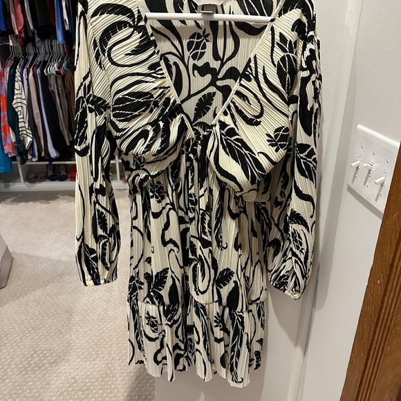 H&M Plisse Dress - balloon sleeve v-neck - Picture 6 of 7